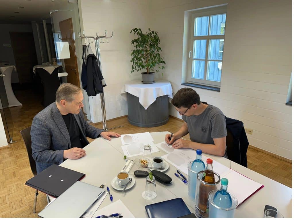 Arbeitsvertrag-Eric-Blur